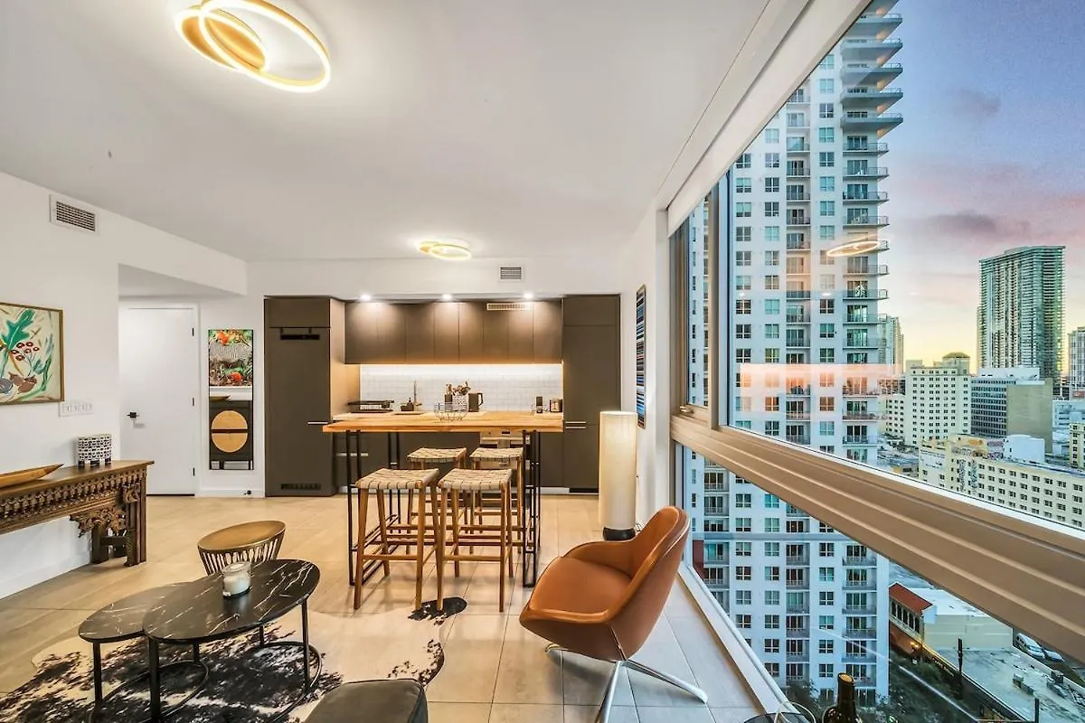 Stylish Tropical Chic 2-bedroom In Downtown