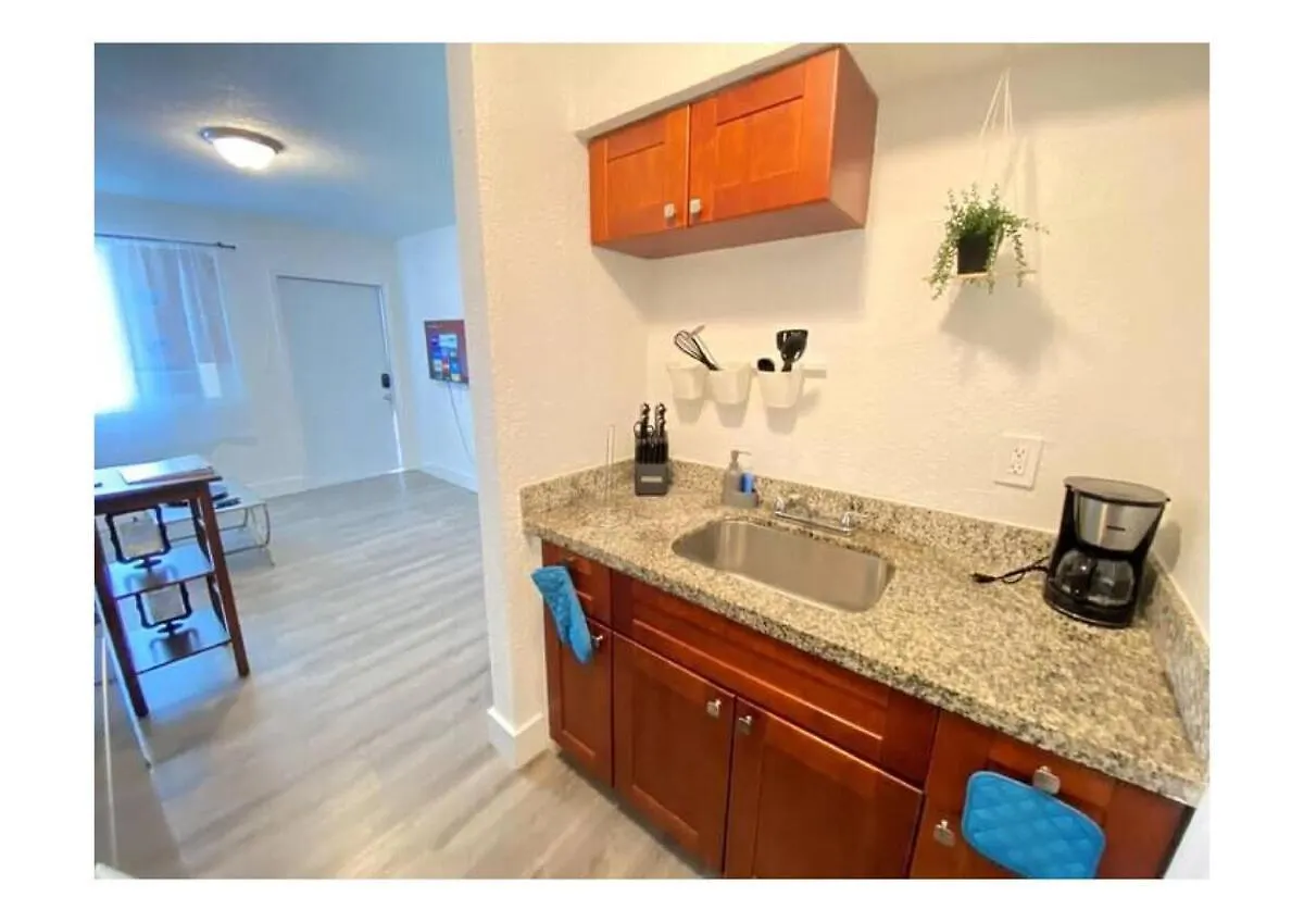 Cozy Place Near Design District - 2 Apartment *