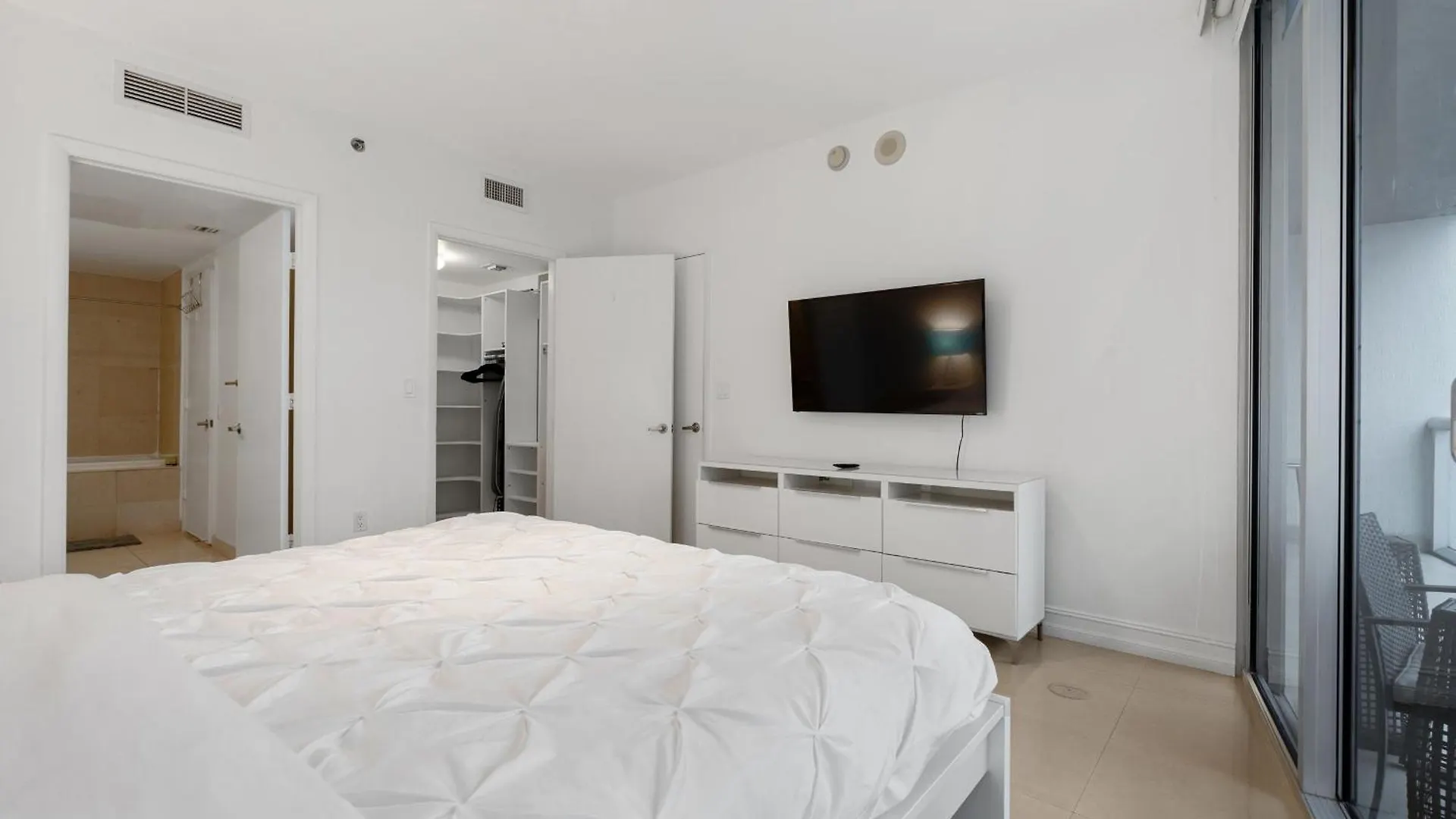 Apartment Upscale #2003 In The Heart Of Brickell *