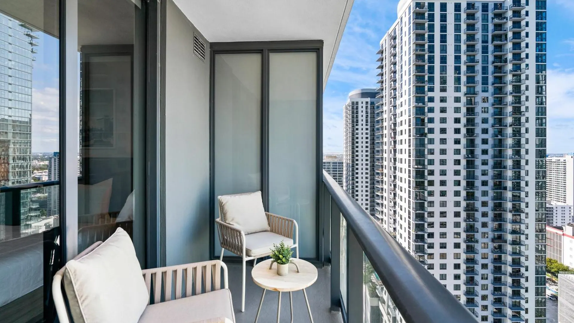 New 26th Floor Amazing View 2br-2ba Miami