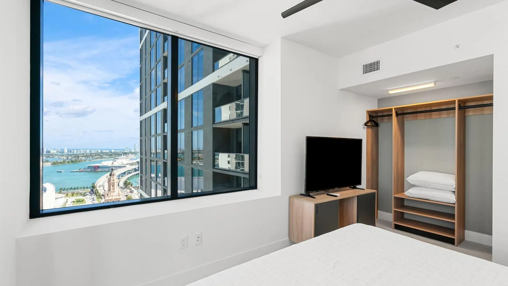 New 26th Floor Amazing View 2br-2ba Miami
