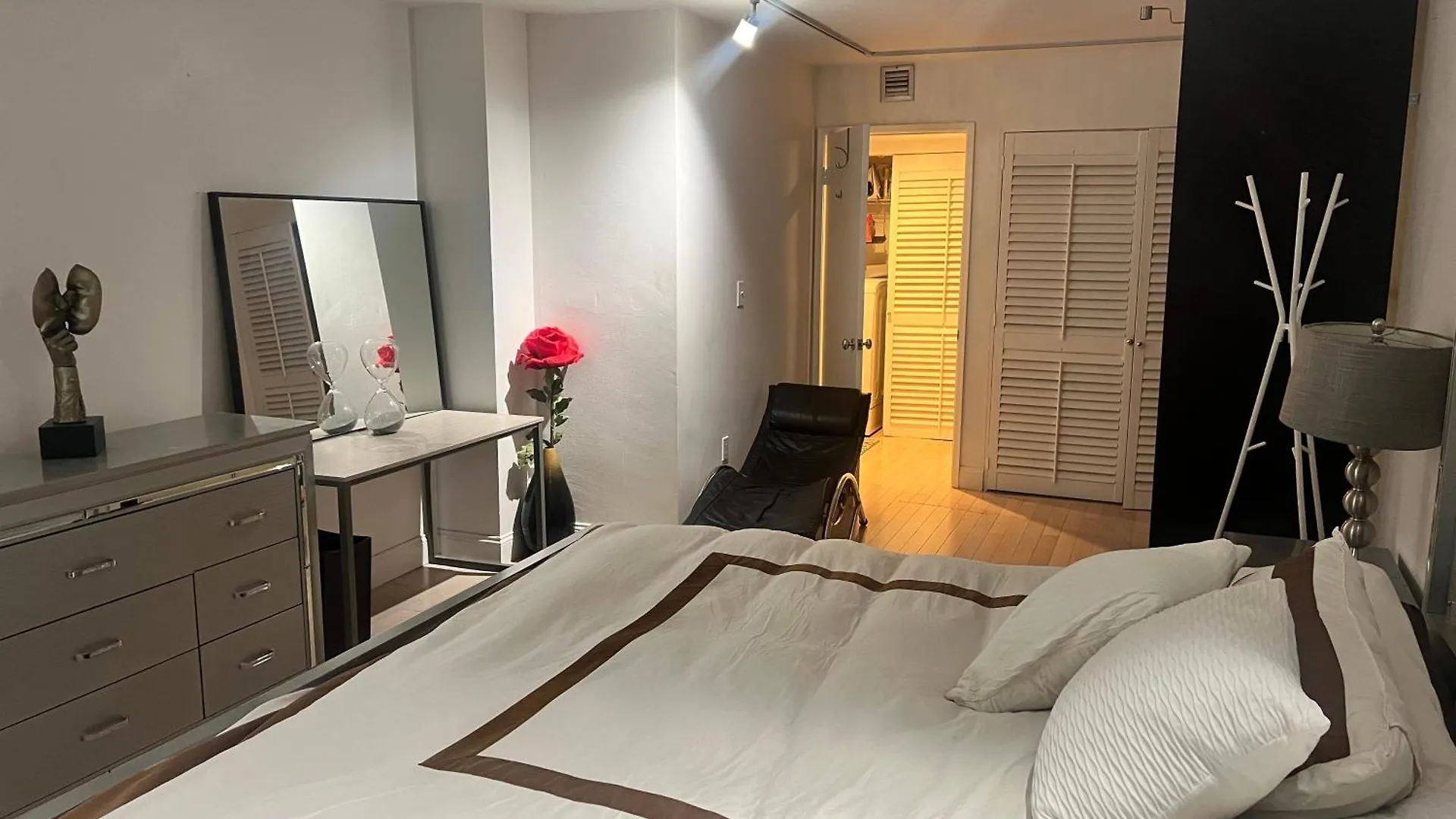 Edgewater Homestay *