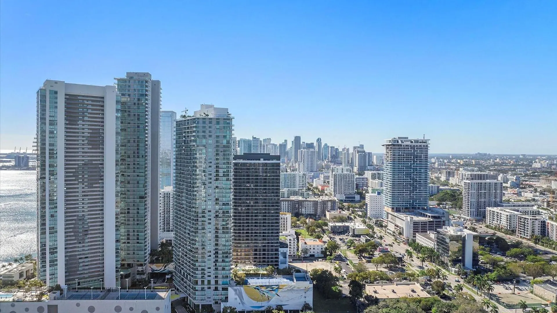 Posh Ocean View Penthouse - Heated Pool, Gym, Office! 10mins