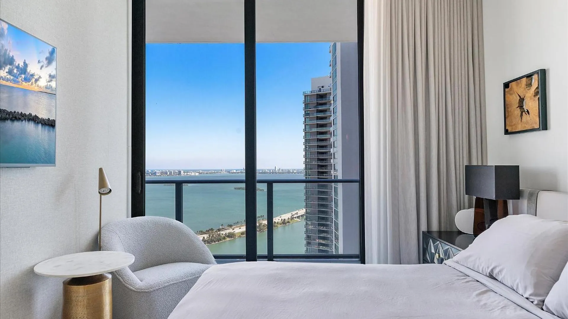 Posh Ocean View Penthouse - Heated Pool, Gym, Office! 10mins Apartamento *