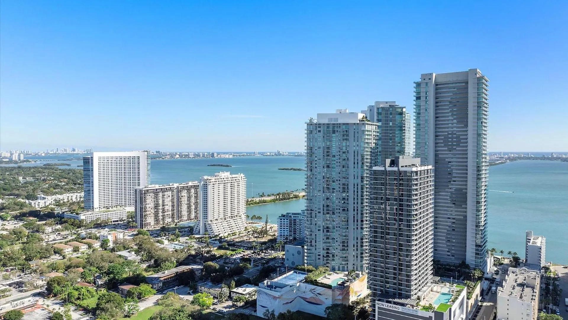 Posh Ocean View Penthouse - Heated Pool, Gym, Office! 10mins *