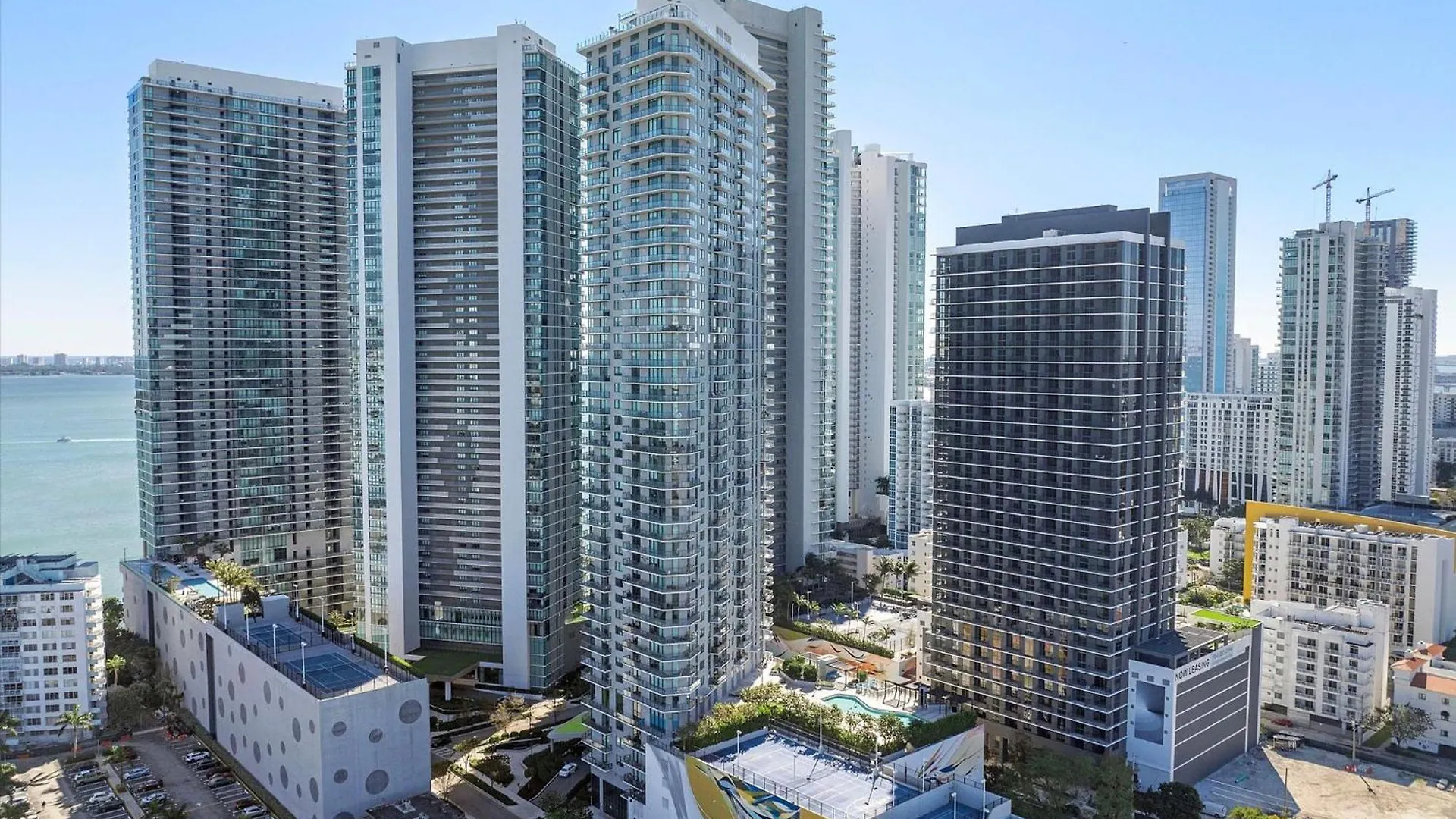 Posh Ocean View Penthouse - Heated Pool, Gym, Office! 10mins