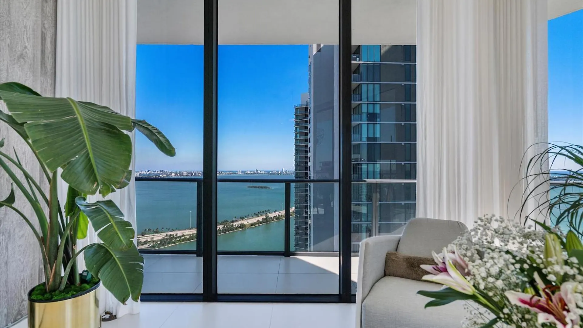 Apartamento Posh Ocean View Penthouse - Heated Pool, Gym, Office! 10mins
