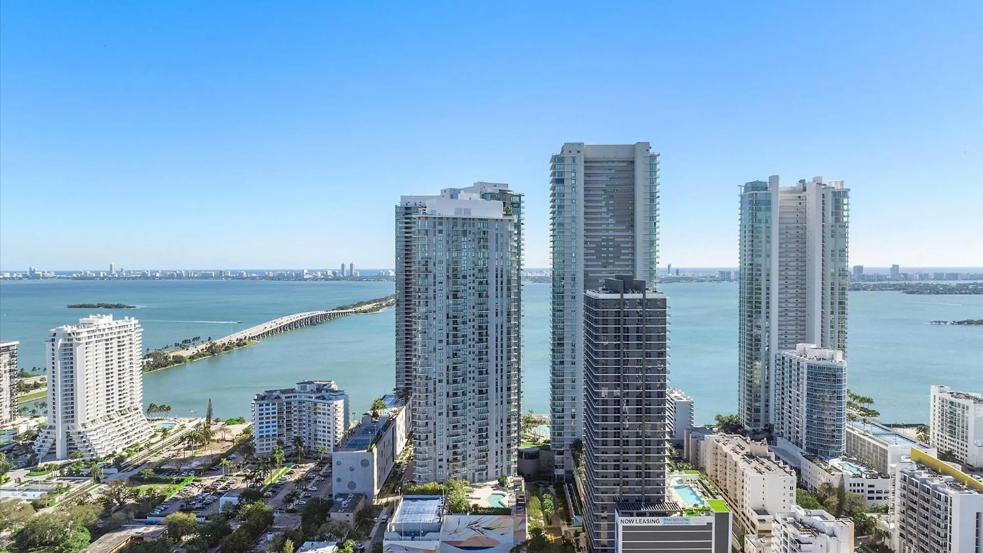 Posh Ocean View Penthouse - Heated Pool, Gym, Office! 10mins Apartament *