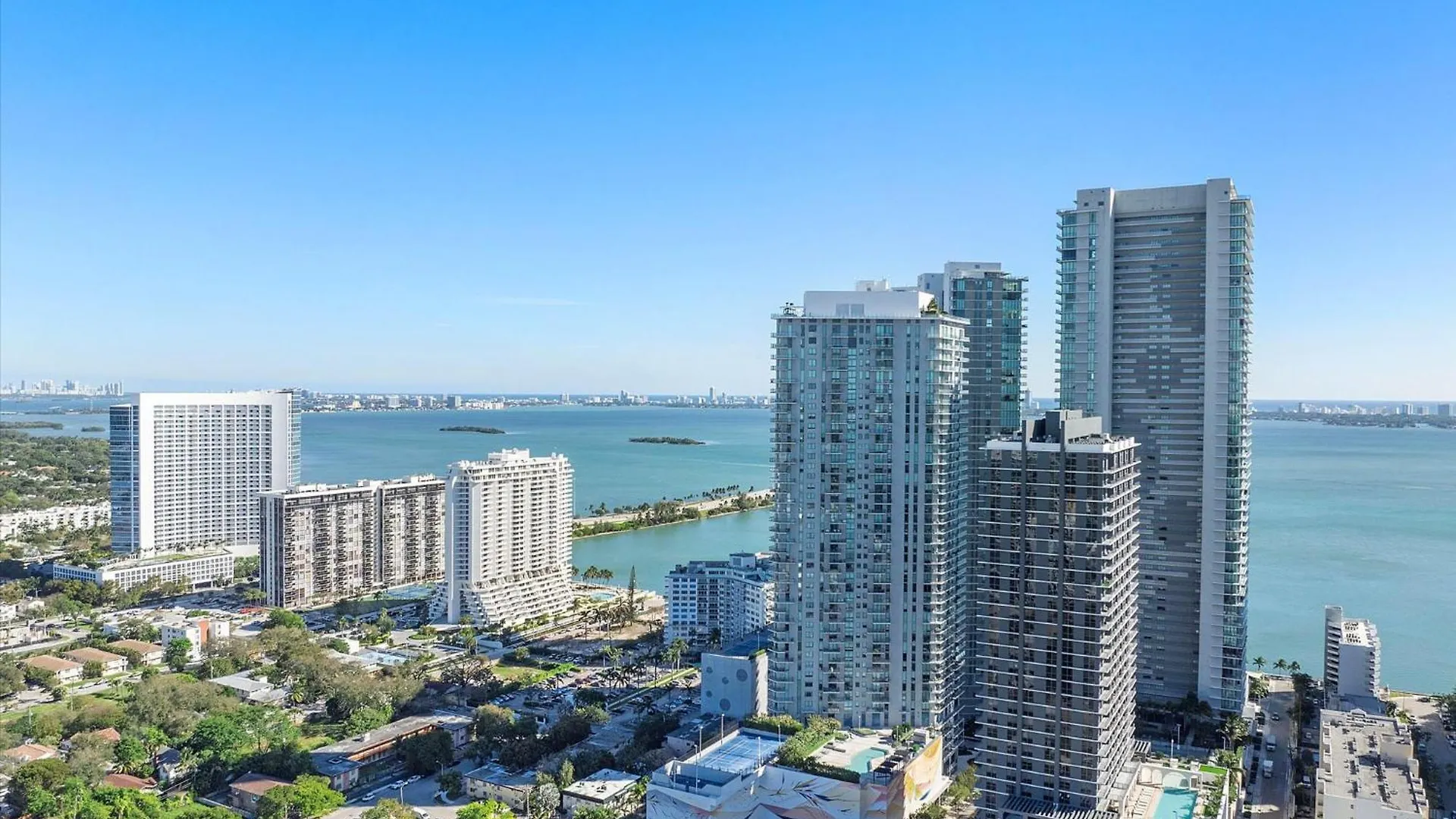 Posh Ocean View Penthouse - Heated Pool, Gym, Office! 10mins Miami