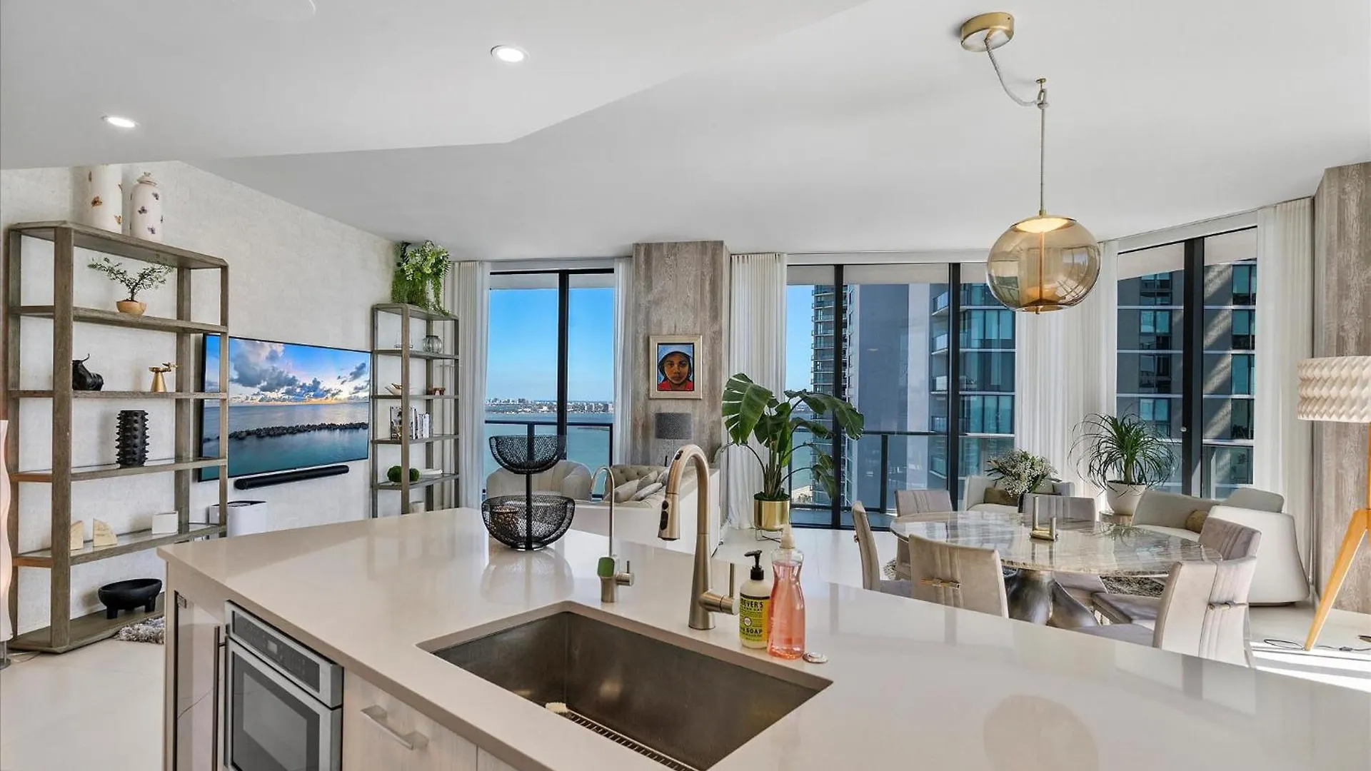 Posh Ocean View Penthouse - Heated Pool, Gym, Office! 10mins Apartamento