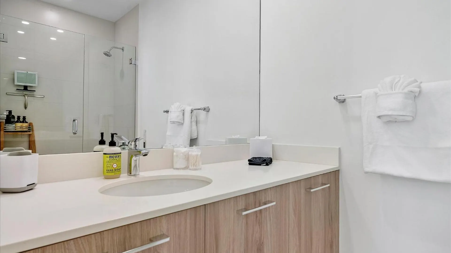 Apartamento Posh Ocean View Penthouse - Heated Pool, Gym, Office! 10mins