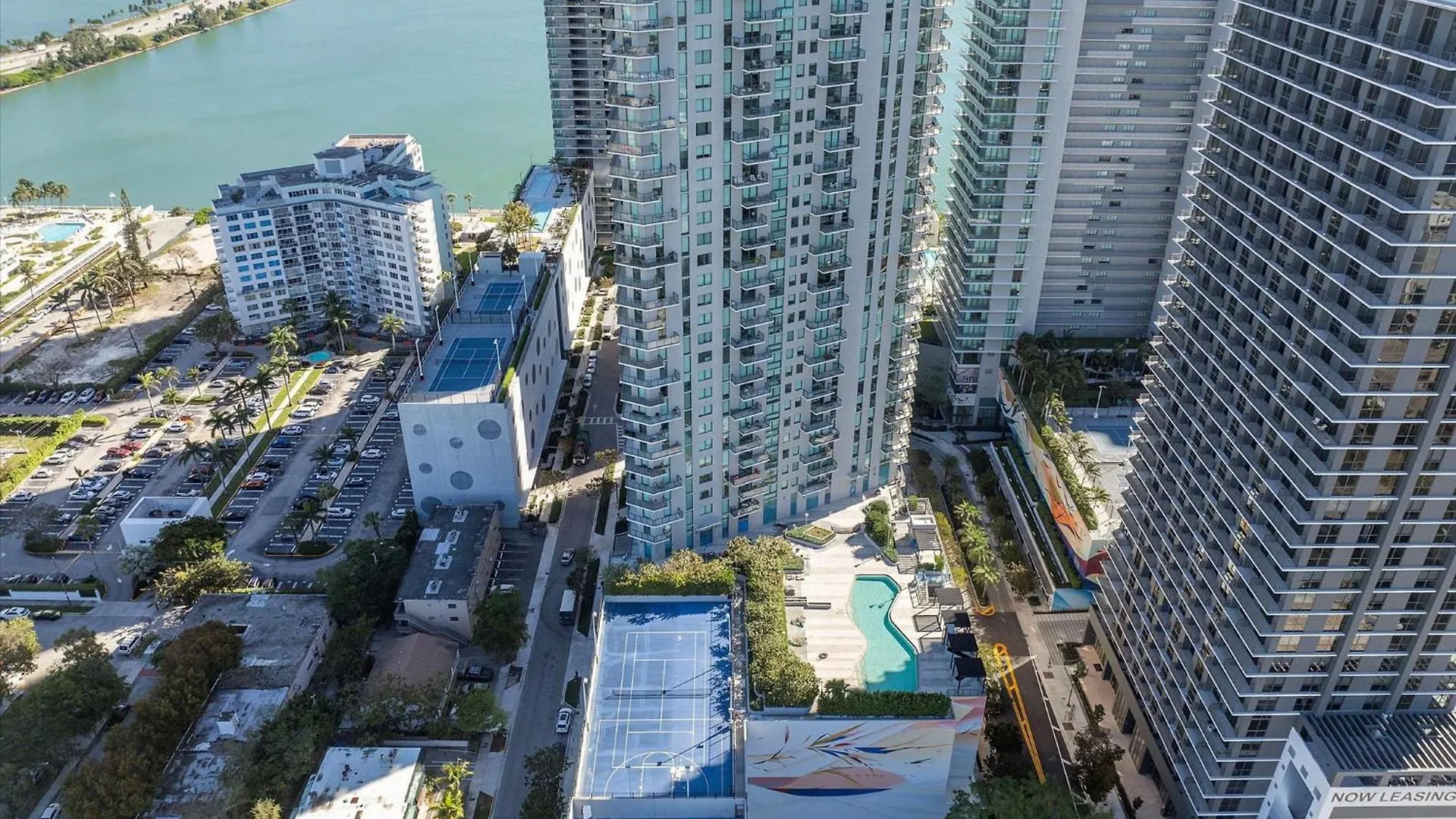 Posh Ocean View Penthouse - Heated Pool, Gym, Office! 10mins *