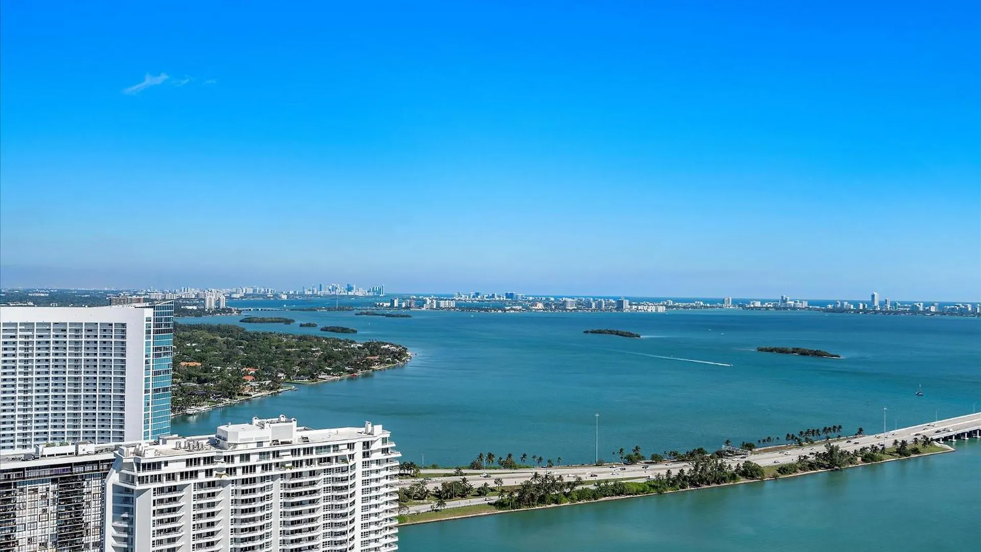 Posh Ocean View Penthouse - Heated Pool, Gym, Office! 10mins * Miami