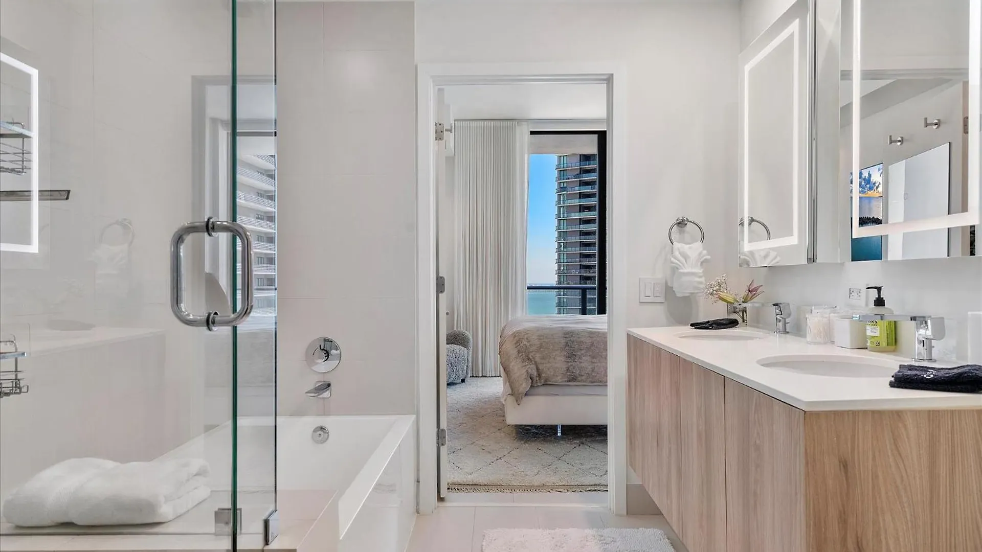 Posh Ocean View Penthouse - Heated Pool, Gym, Office! 10mins Apartamento