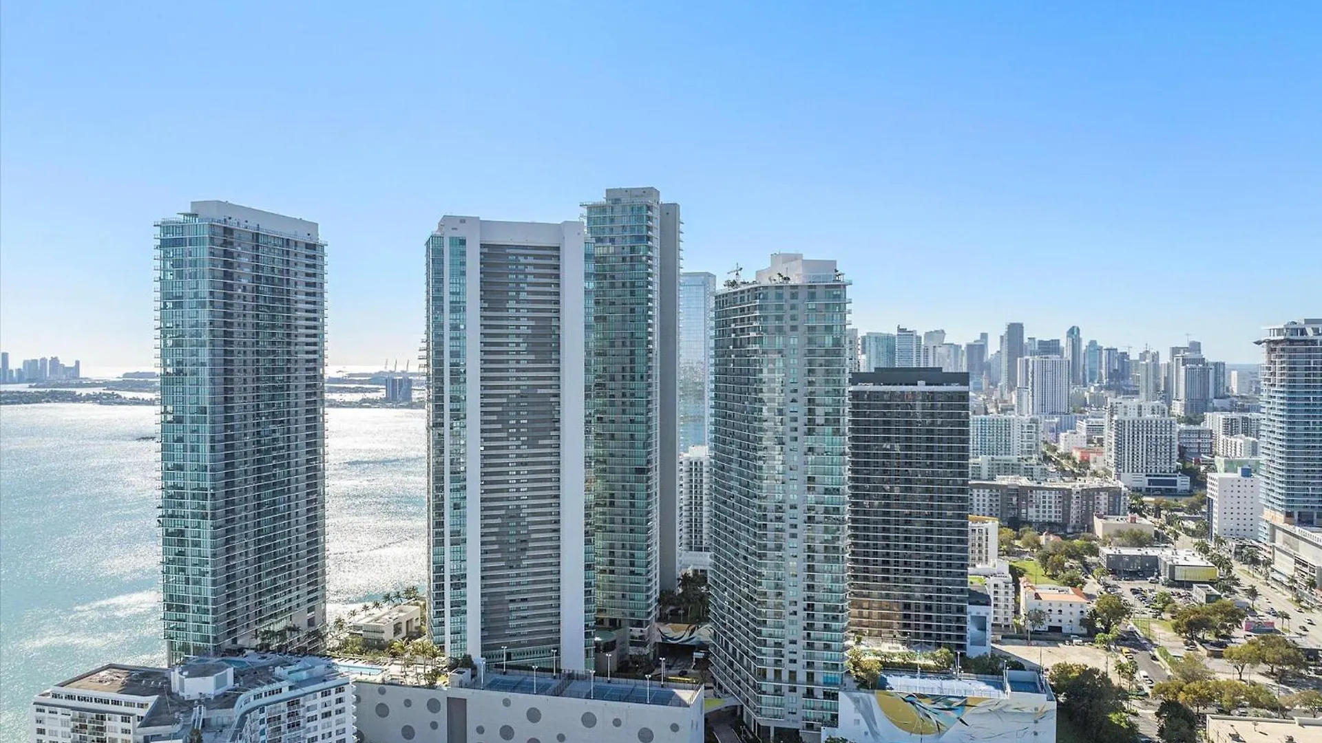 Apartamento Posh Ocean View Penthouse - Heated Pool, Gym, Office! 10mins *