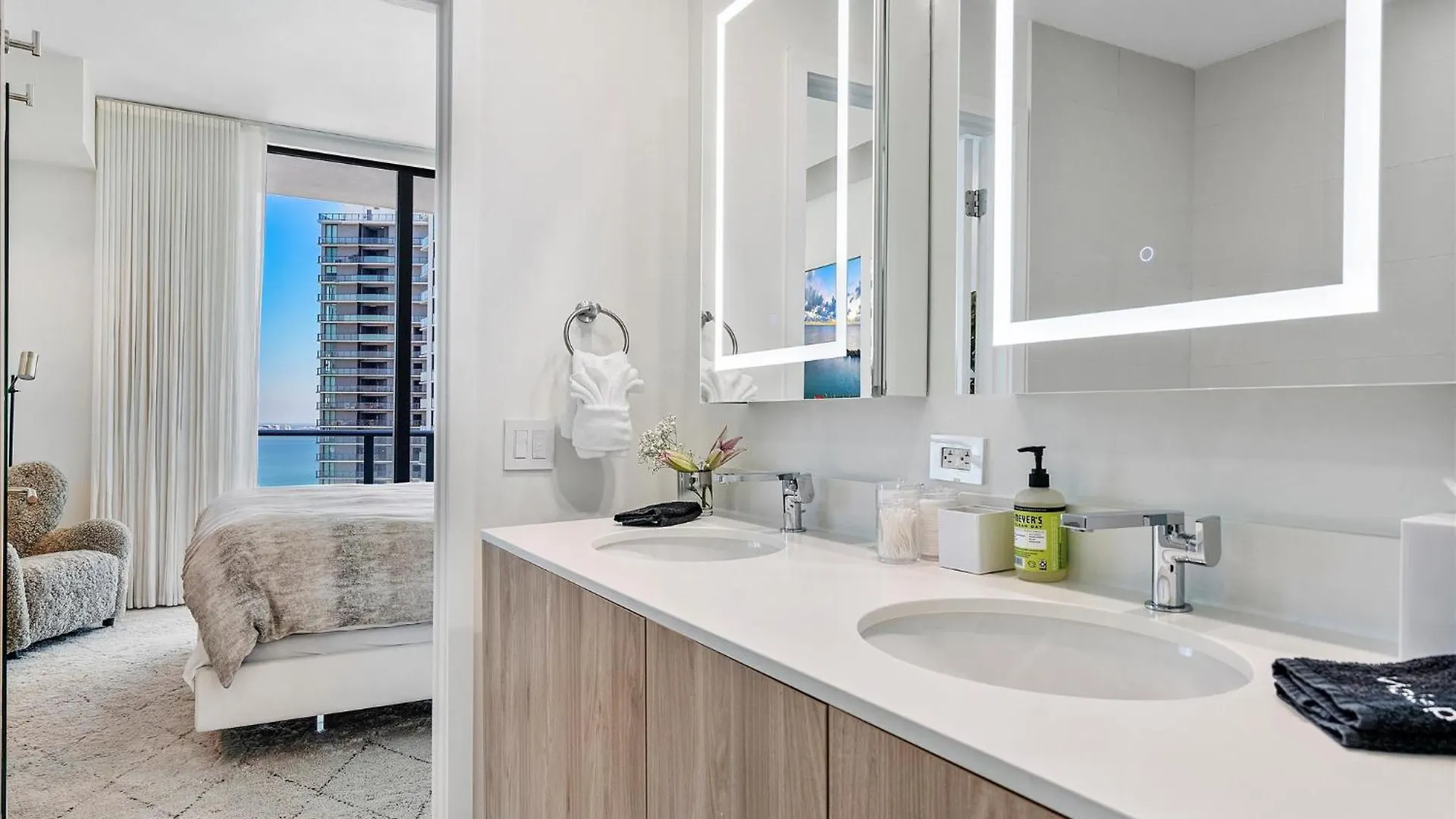 Apartamento Posh Ocean View Penthouse - Heated Pool, Gym, Office! 10mins