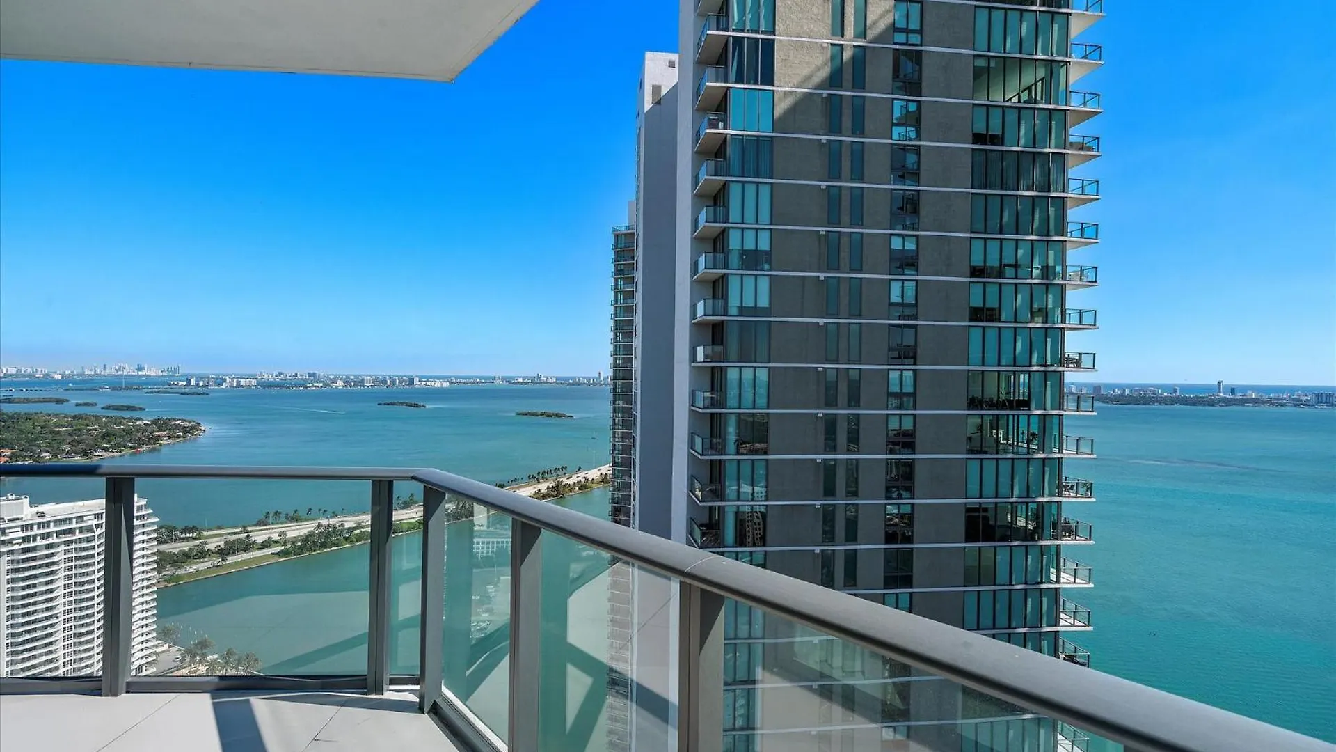 Posh Ocean View Penthouse - Heated Pool, Gym, Office! 10mins Miami