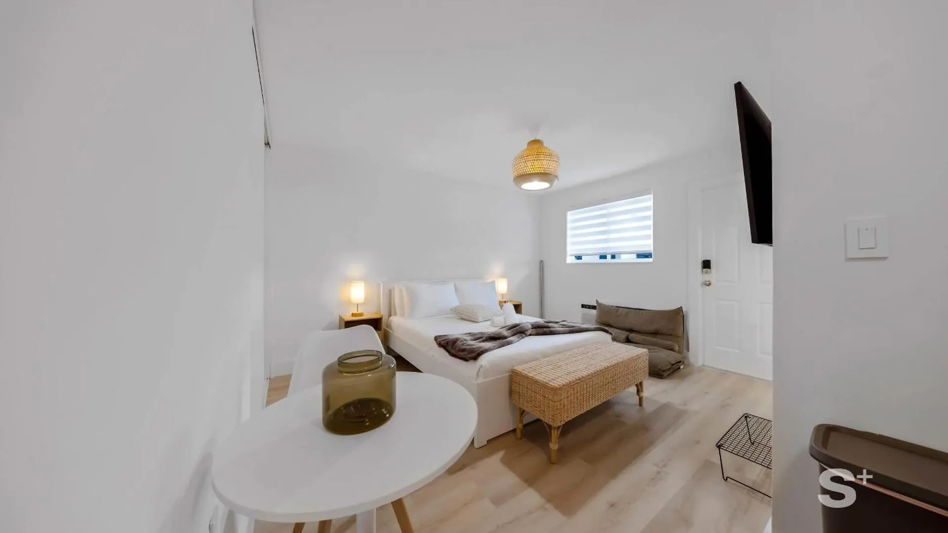 Chic With A Modern Touch Living Apartment *