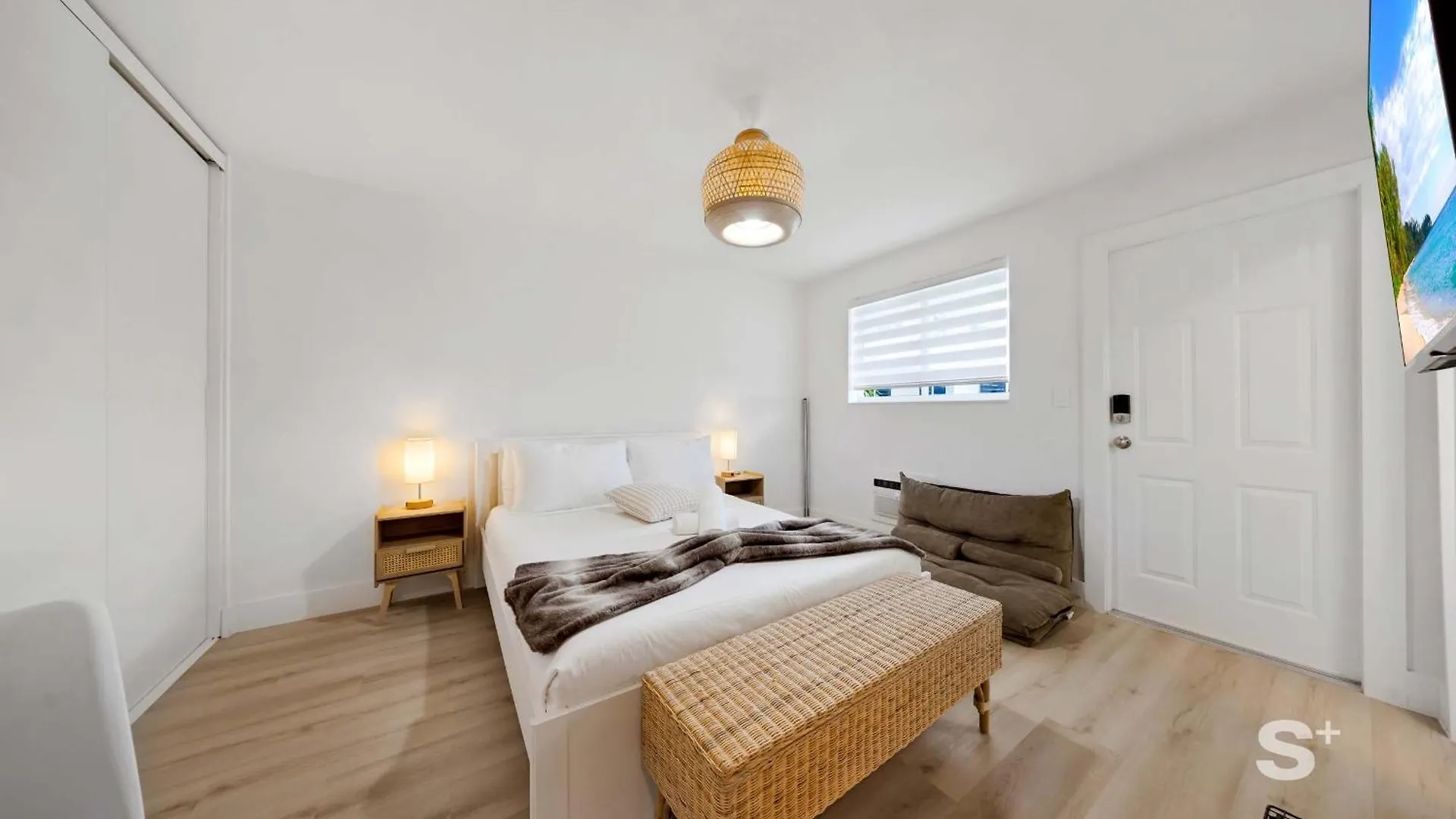 Chic With A Modern Touch Living Apartment *