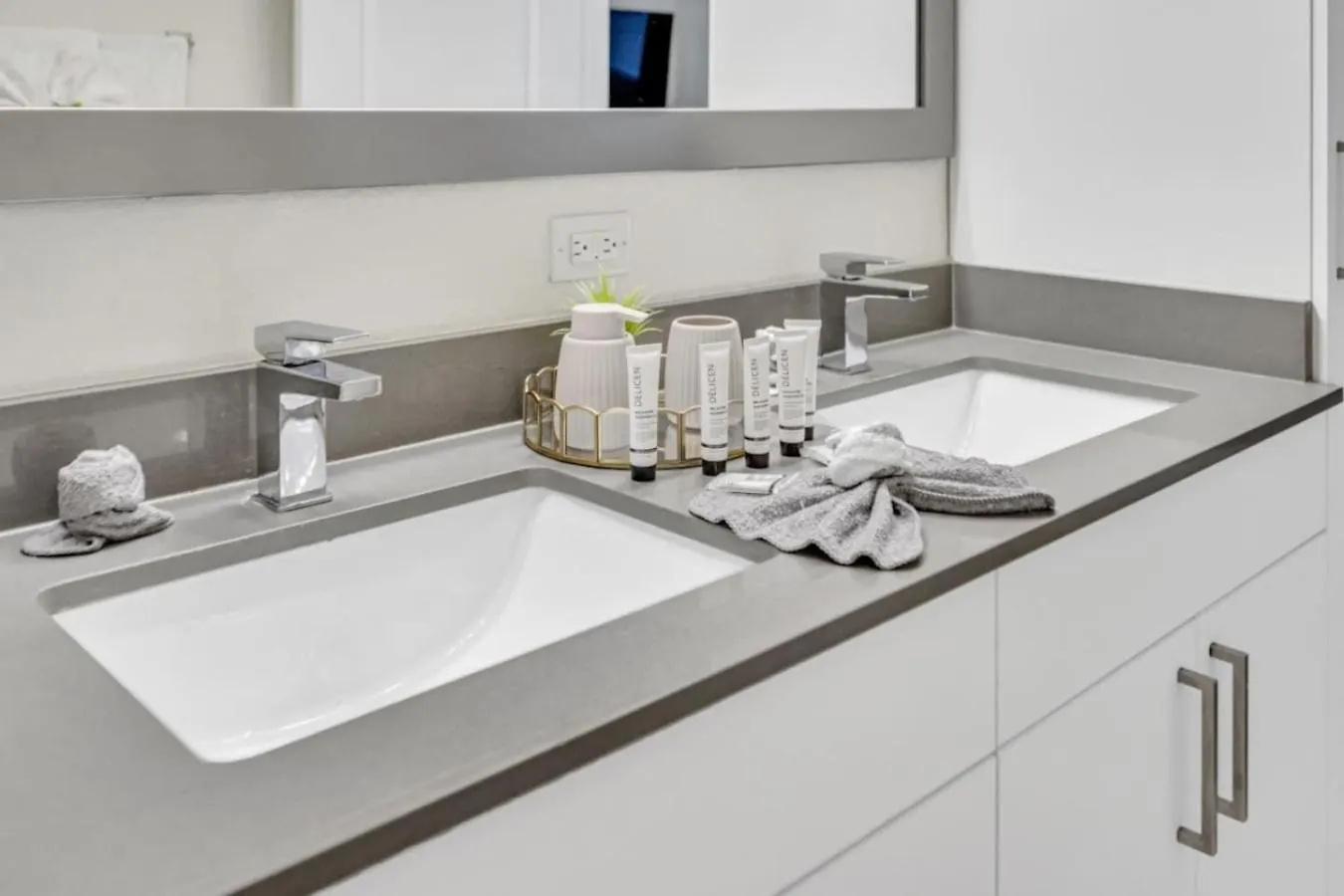 Trendy One Bedroom Getaway Steps From Biscayne *