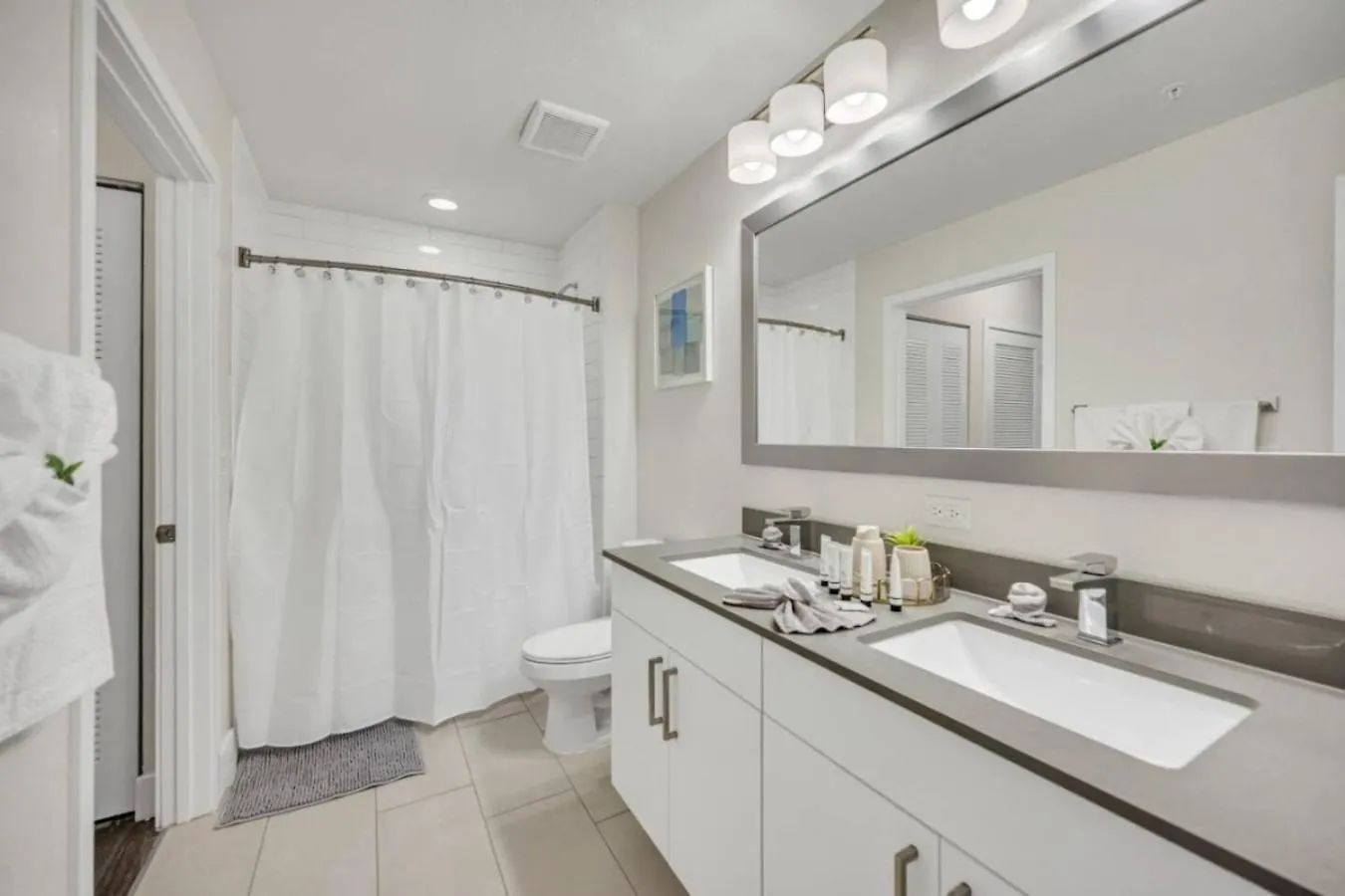 Trendy One Bedroom Getaway Steps From Biscayne *