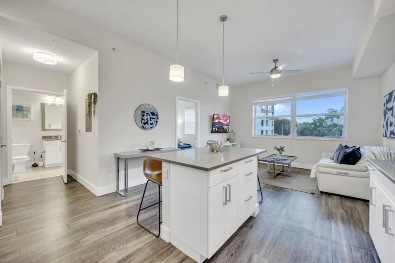 Trendy One Bedroom Getaway Steps From Biscayne