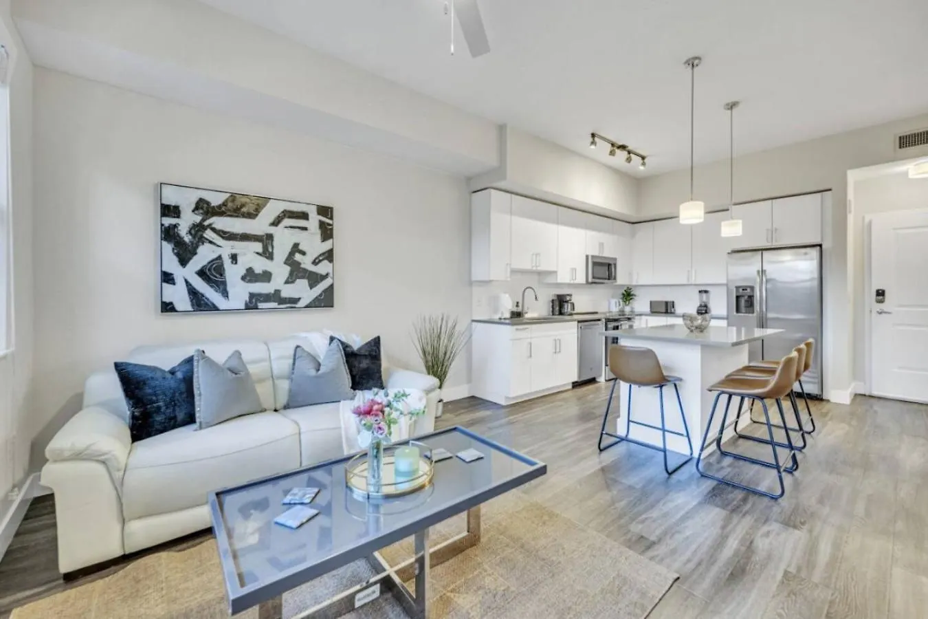 Apartment Trendy One Bedroom Getaway Steps From Biscayne