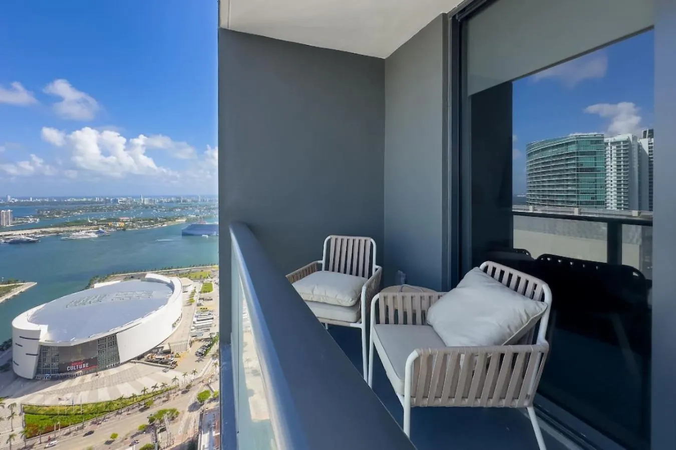 Holiday home W Pool, Gym, And Balcony Next To Kaseya Center