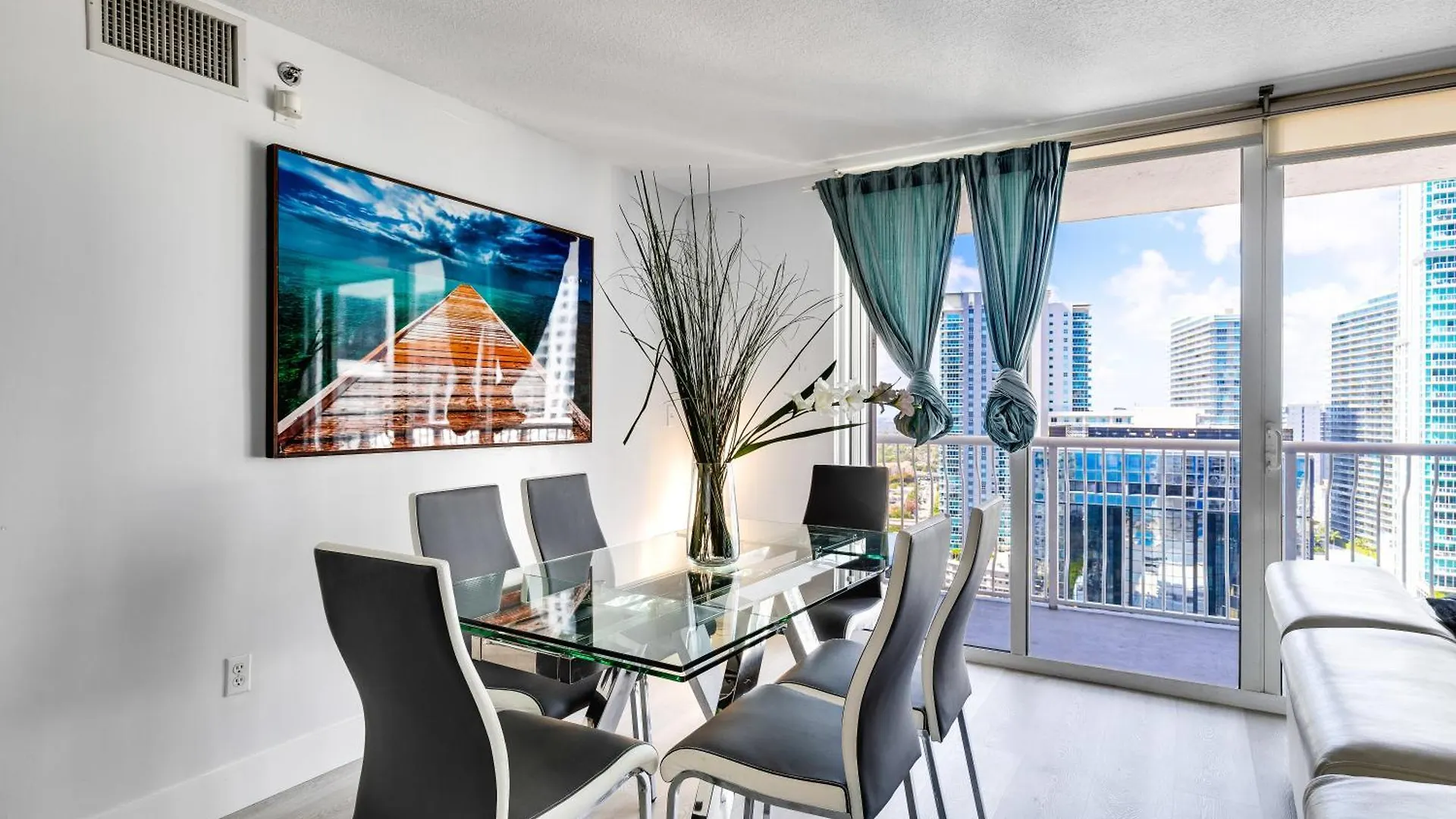 Upscale Brickell 3 Bedroom With Water Views And Free Parking *