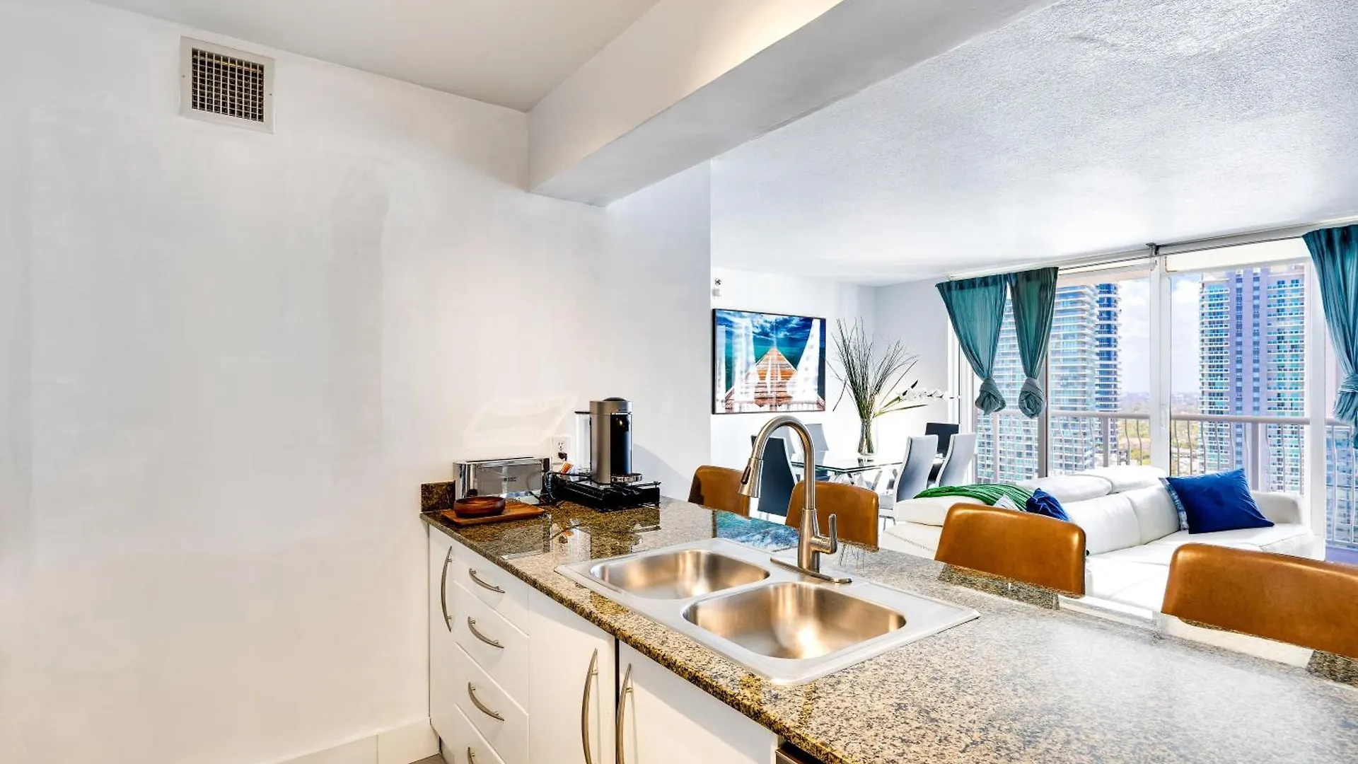 Upscale Brickell 3 Bedroom With Water Views And Free Parking