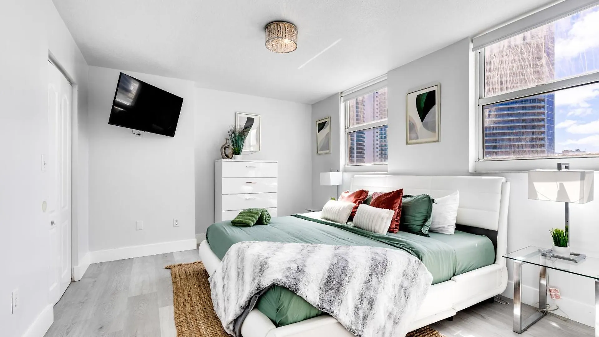Upscale Brickell 3 Bedroom With Water Views And Free Parking *