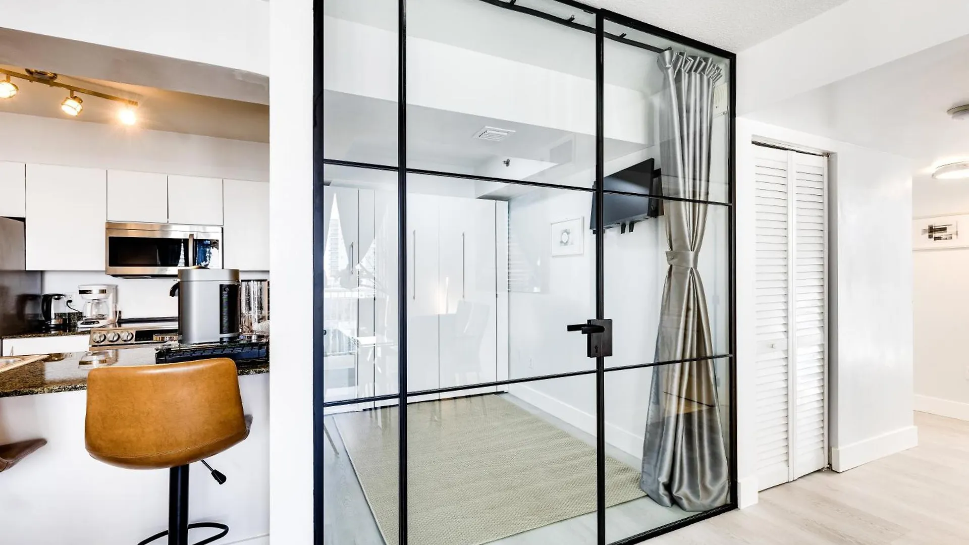 Upscale Brickell 3 Bedroom With Water Views And Free Parking *