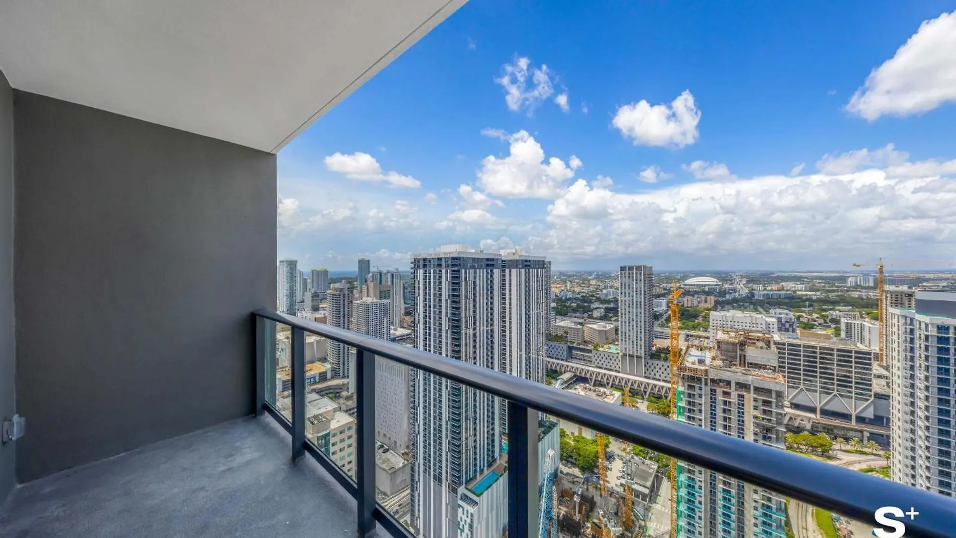 Skyline Retreat Chic 1-br With Prime Access Apartment Miami