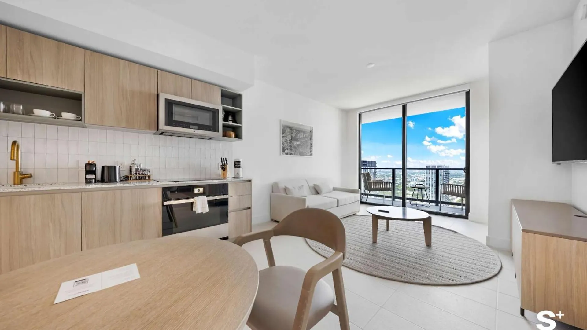 Skyline Retreat Chic 1-br With Prime Access Apartment *