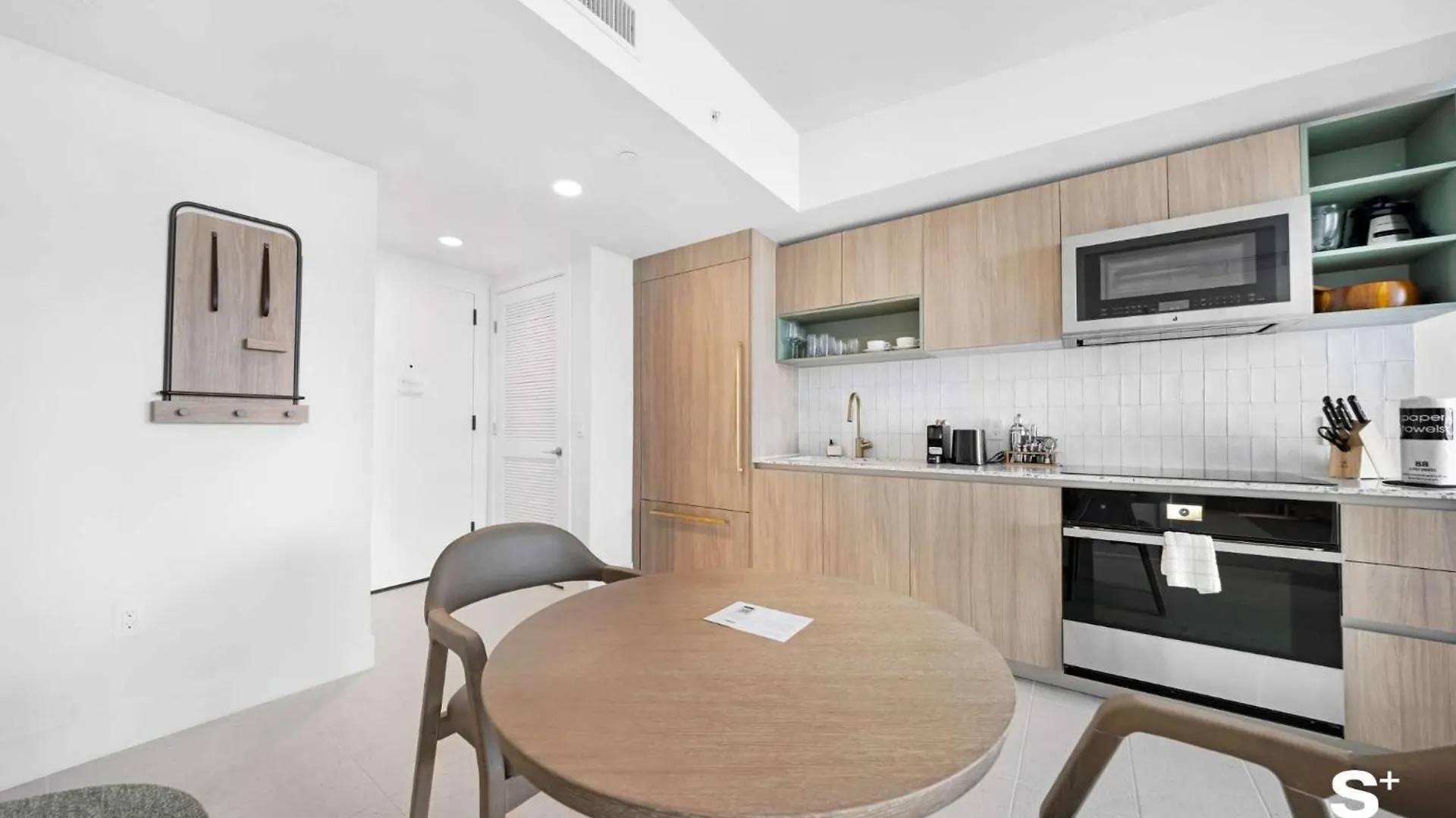 Skyline Retreat Chic 1-br With Prime Access