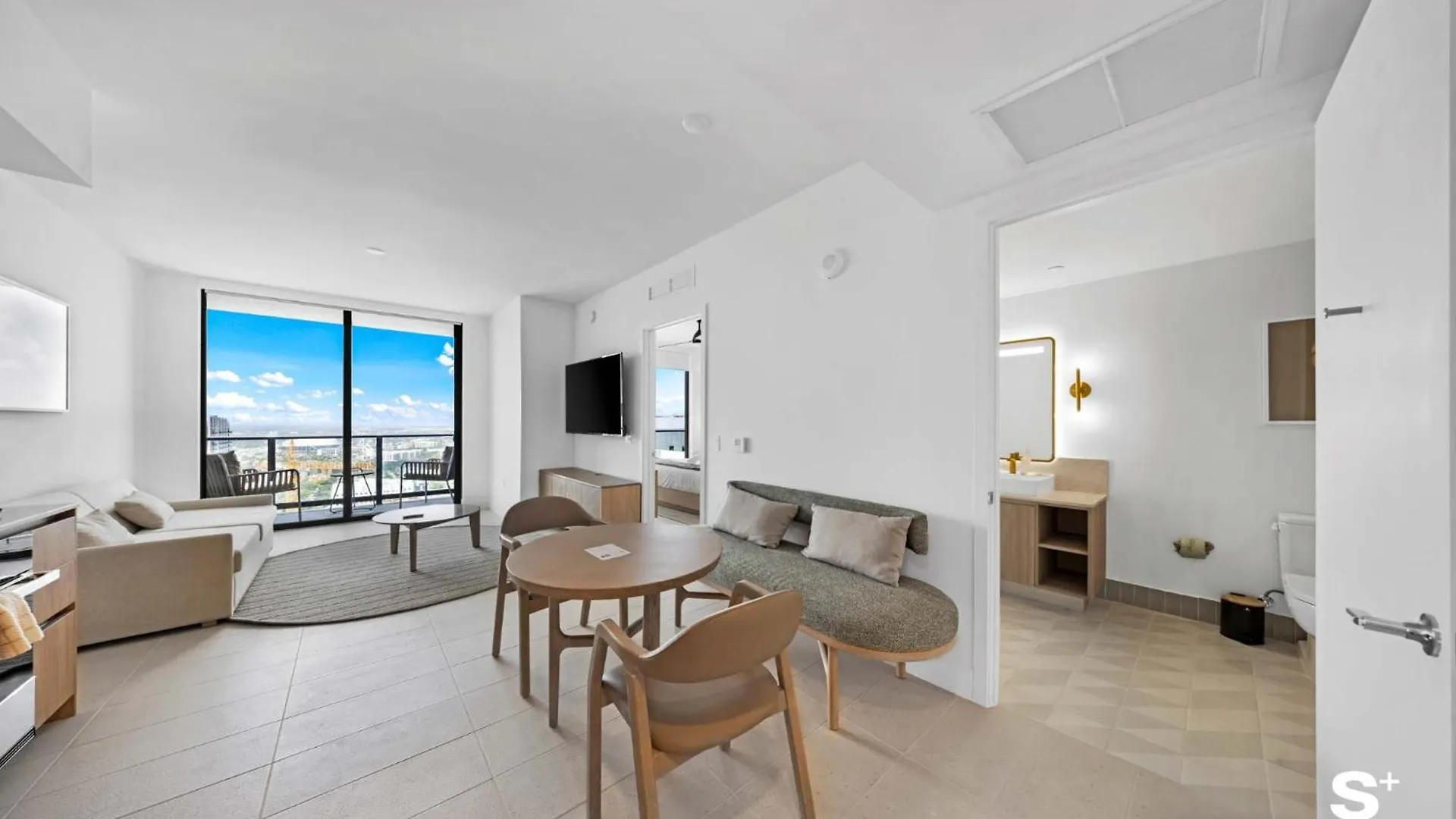 Skyline Retreat Chic 1-br With Prime Access Apartment *