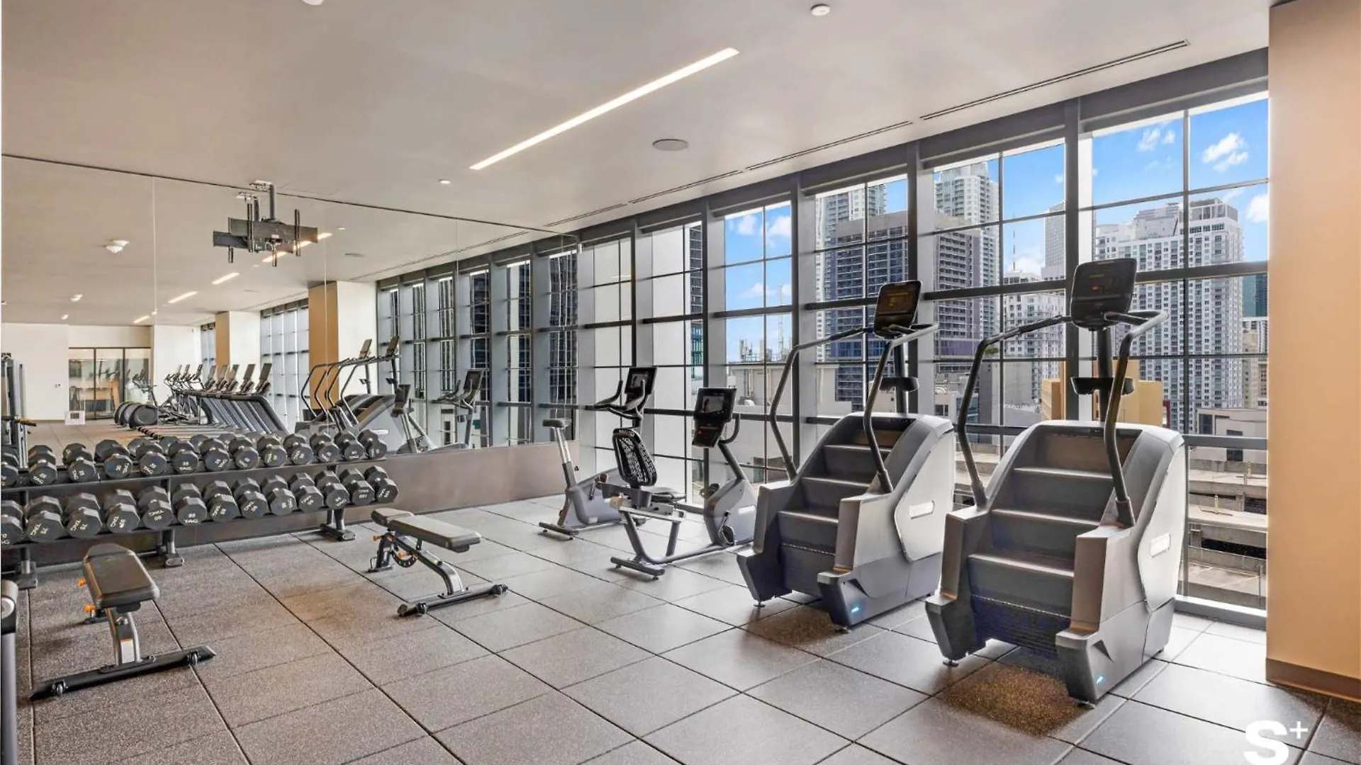 Skyline Retreat Chic 1-br With Prime Access Apartment *