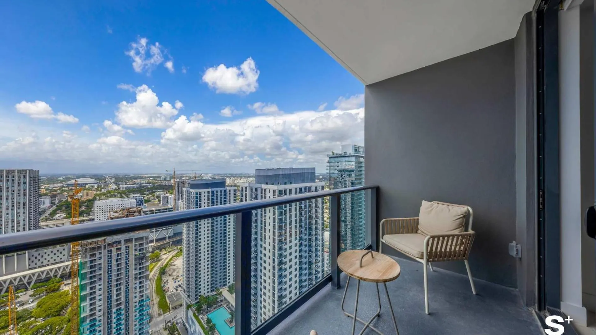 Skyline Retreat Chic 1-br With Prime Access Miami