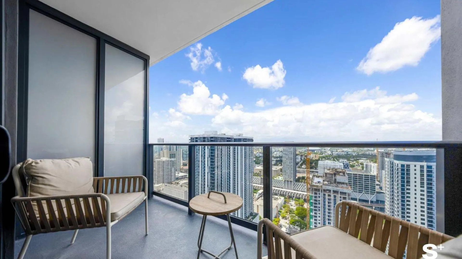 Skyline Retreat Chic 1-br With Prime Access Apartment *