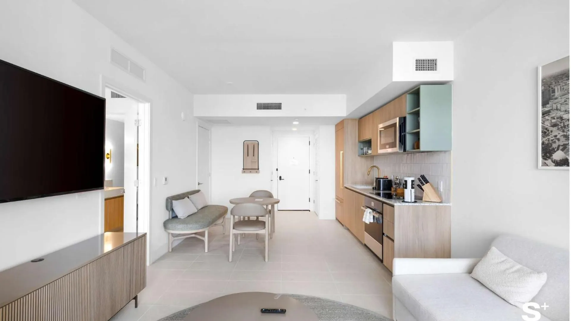 Skyline Retreat Chic 1-br With Prime Access *