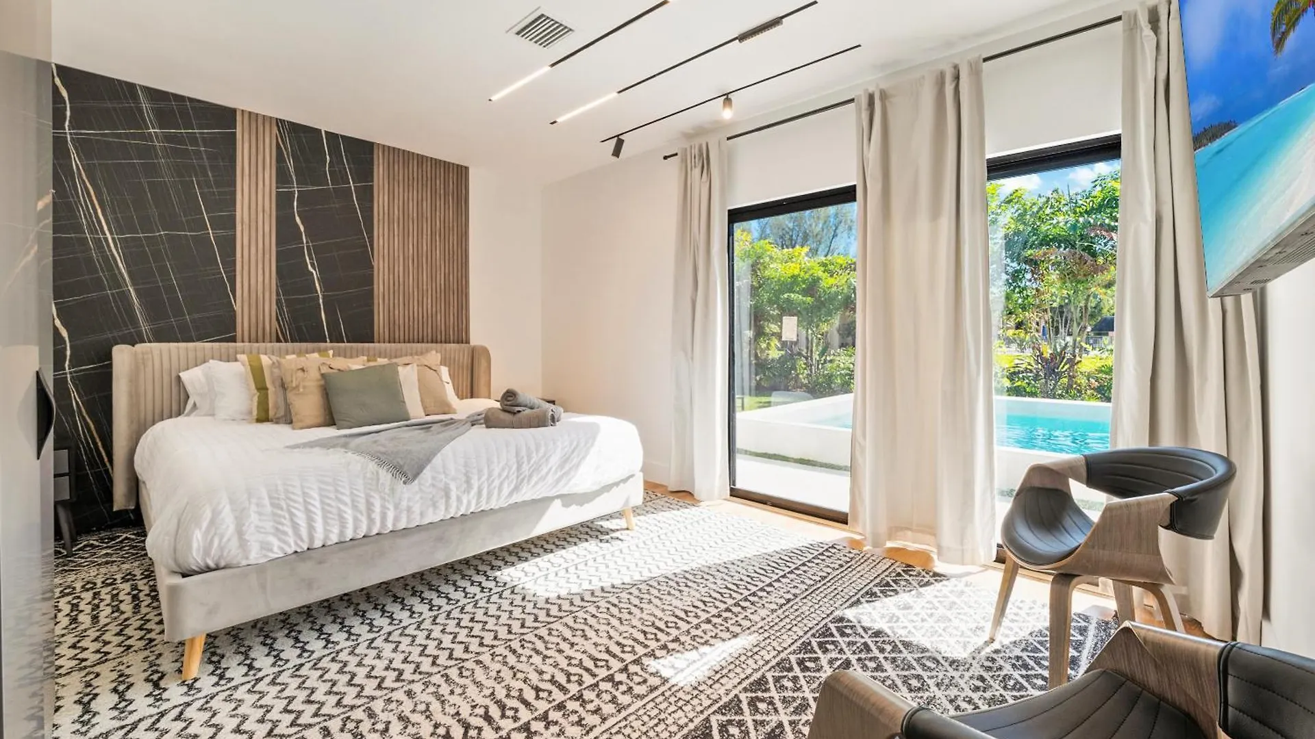 Sunny Days Escape Miami, Pool, 18min To Airport L72 Holiday home *