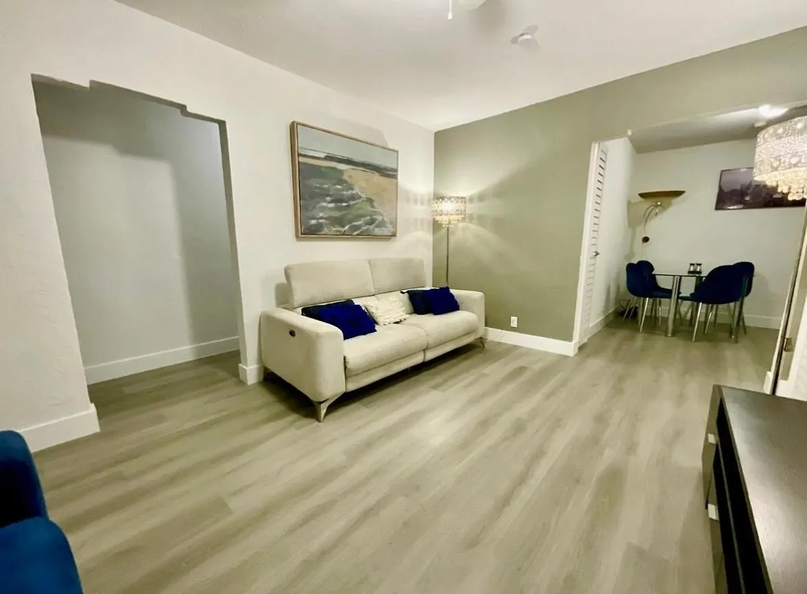 Escape, 3br, Parking, 15 Min To Airport! Holiday home