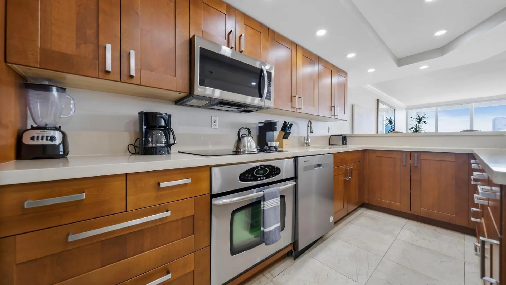 Apartment 4 Bedroom With Stunning Balcony View
