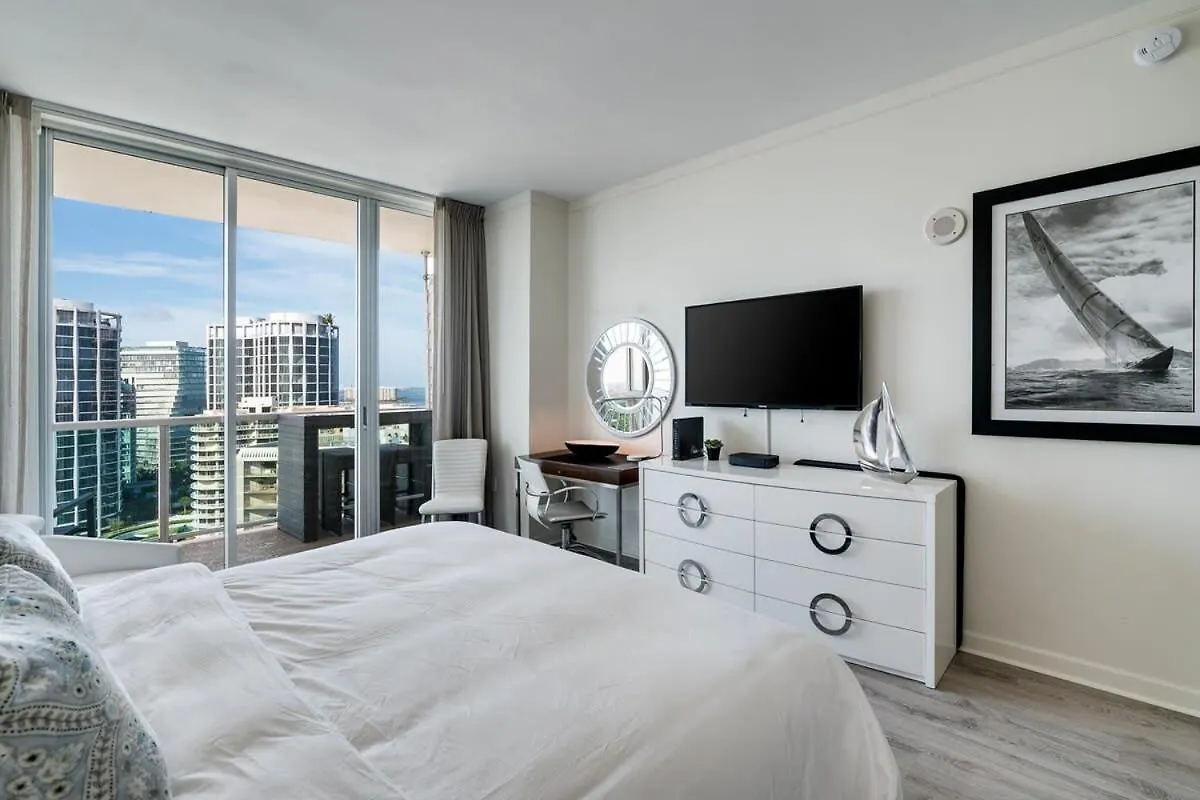 Cocktails & Coffee With Bay & View Balconies Apartment