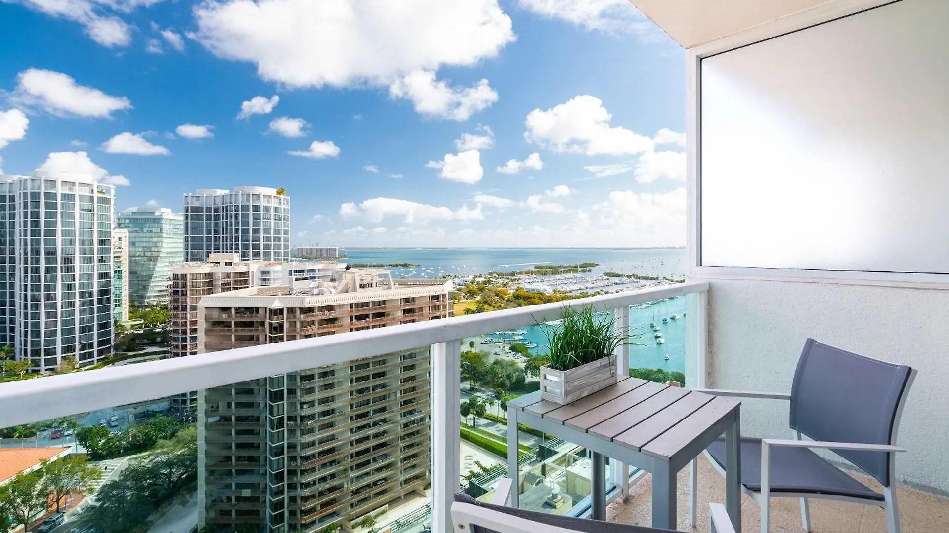 Cocktails & Coffee With Bay & View Balconies Apartment