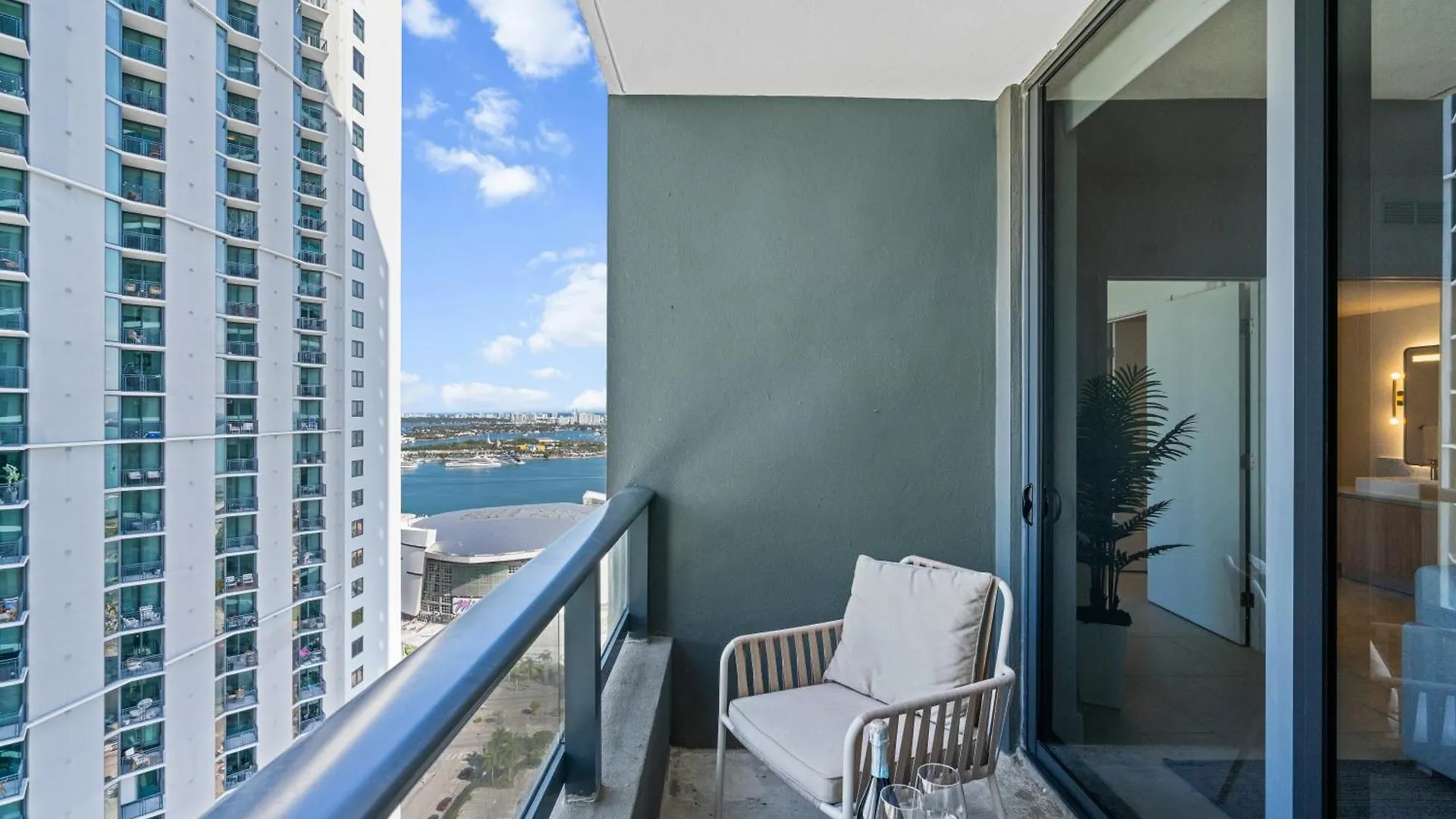 New 28th Floor Unit - Breathtaking Bay And Downtown Views *