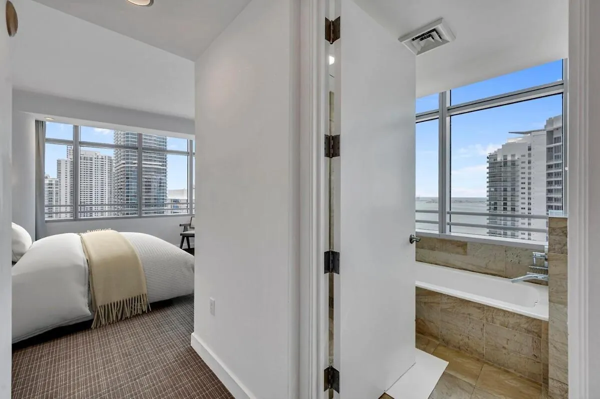 Spacious Corner At Aka With Bay View In Ideal Location Free Parking Apartment *