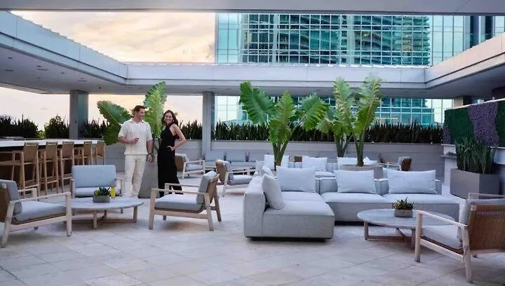 Spacious Corner At Aka With Bay View In Ideal Location Free Parking Miami