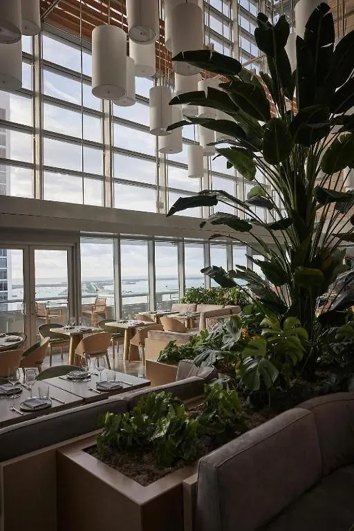 Spacious Corner At Aka With Bay View In Ideal Location Free Parking Apartment *