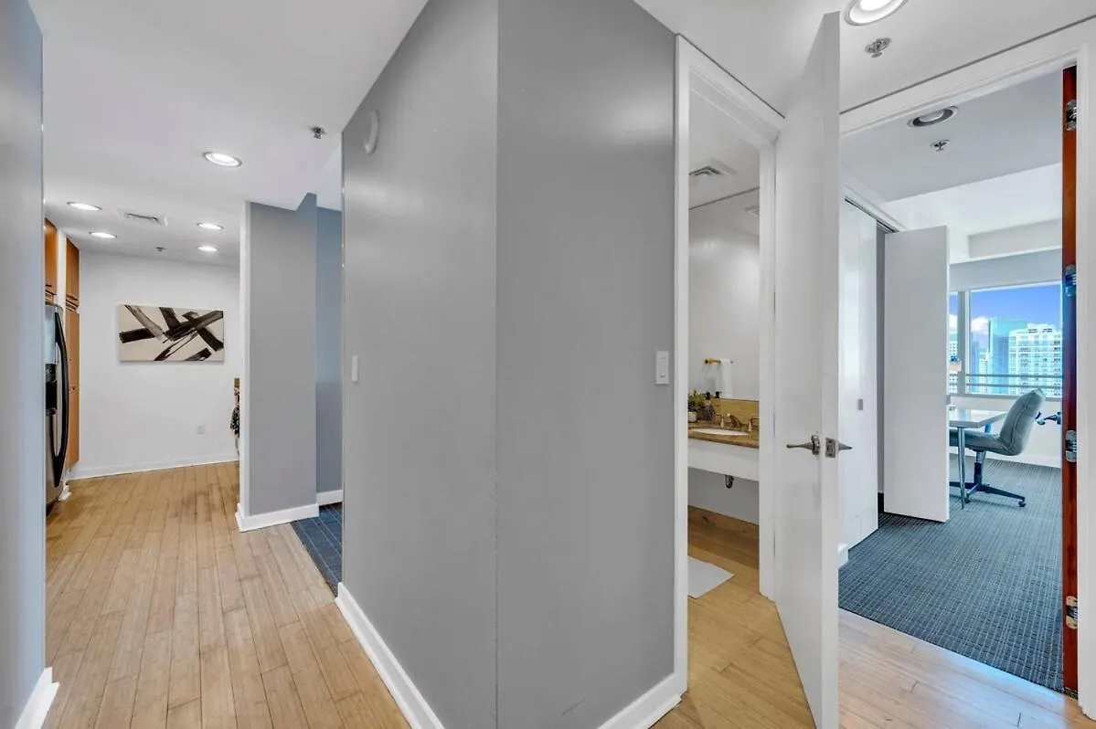 Spacious Corner At Aka With Bay View In Ideal Location Free Parking *